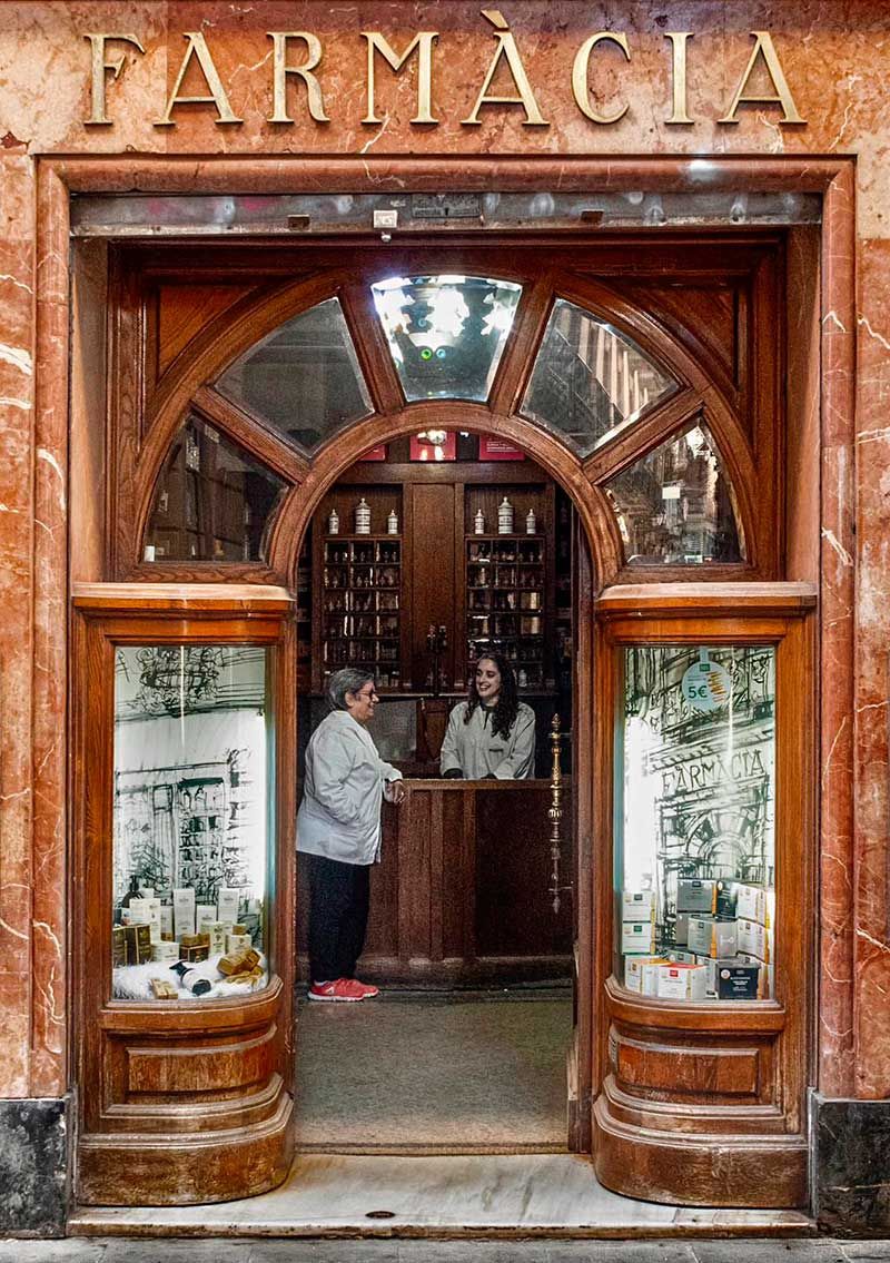 Accés a botica antiga