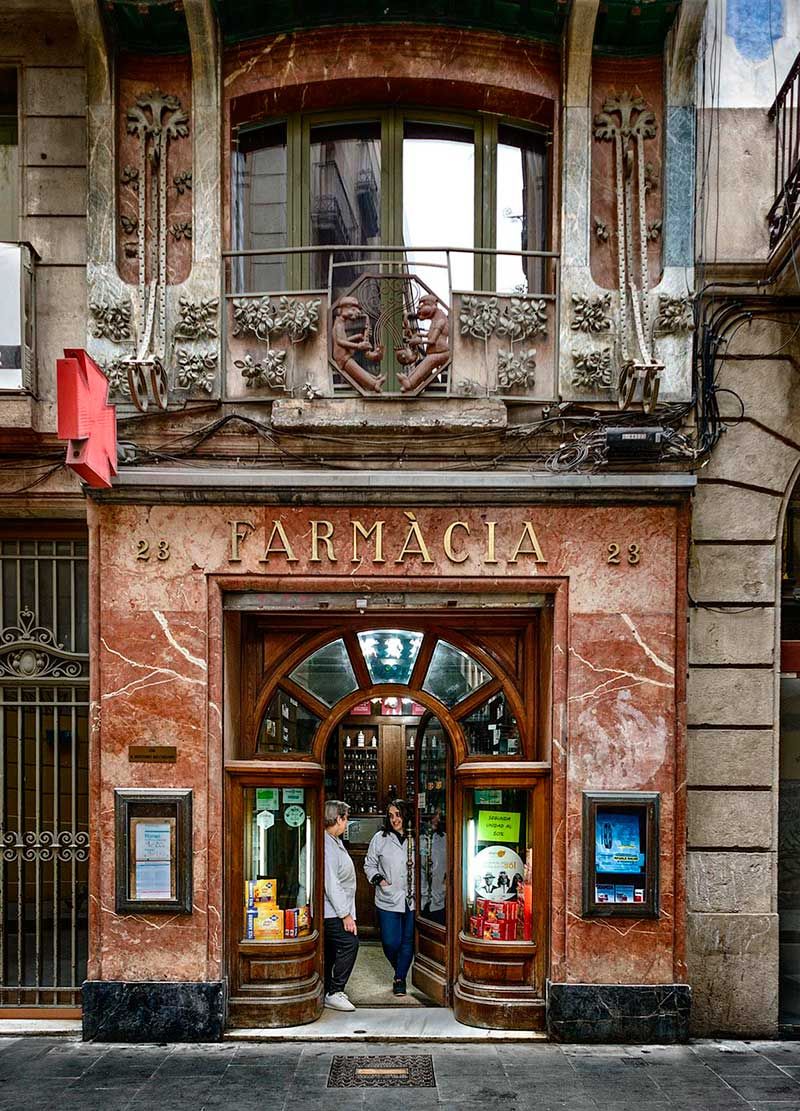 Fachada histórica con botica