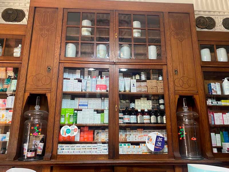 Armario de medicamentos antiguos