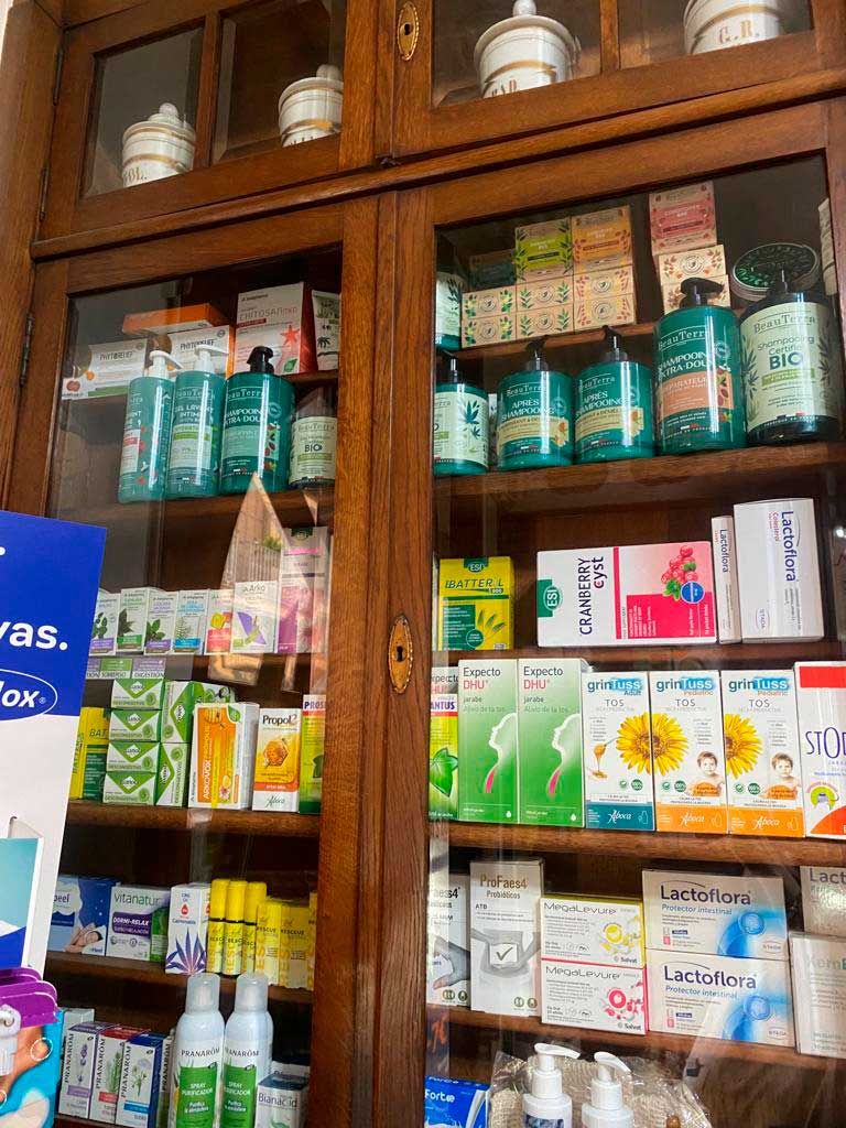 Armario antiguo con medicamentos