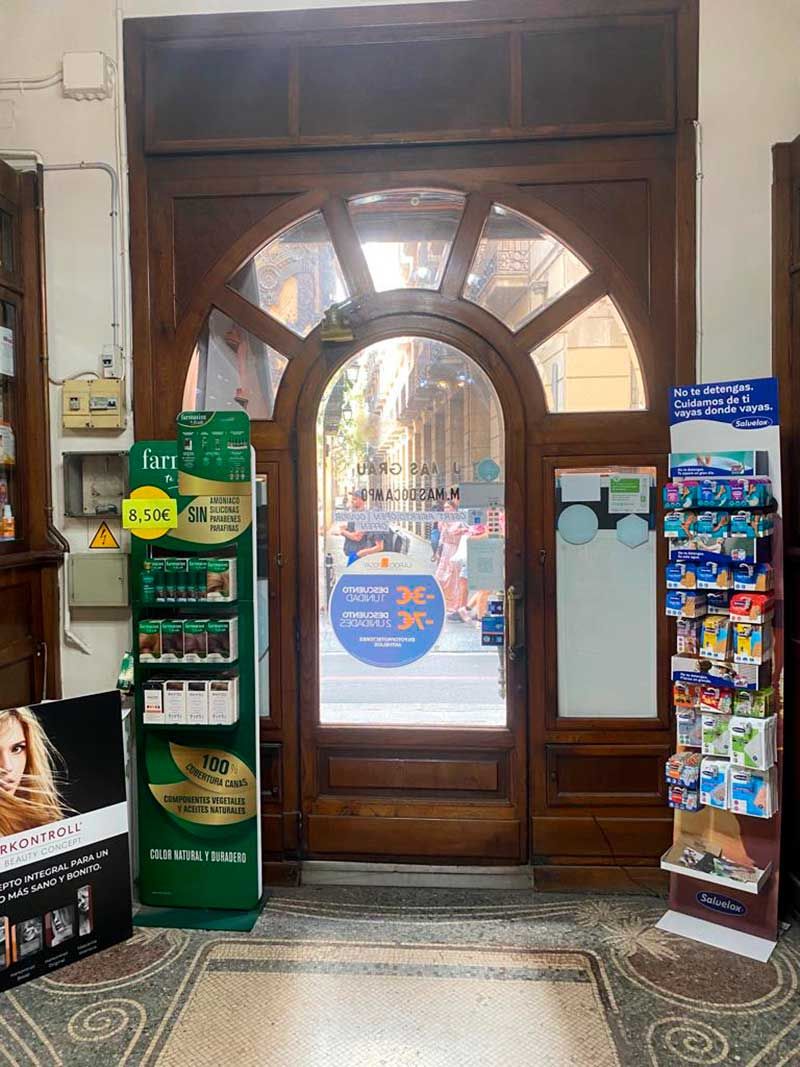 Porta amb finestral de cristall