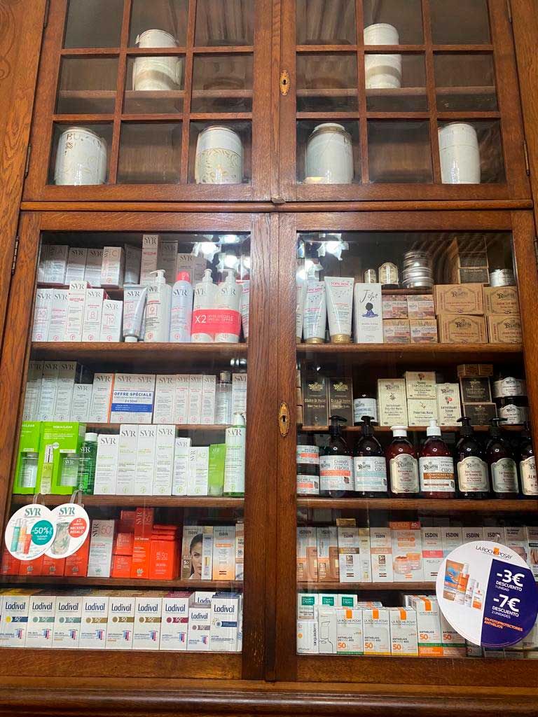 Armario antiguo de madera con medicamentos